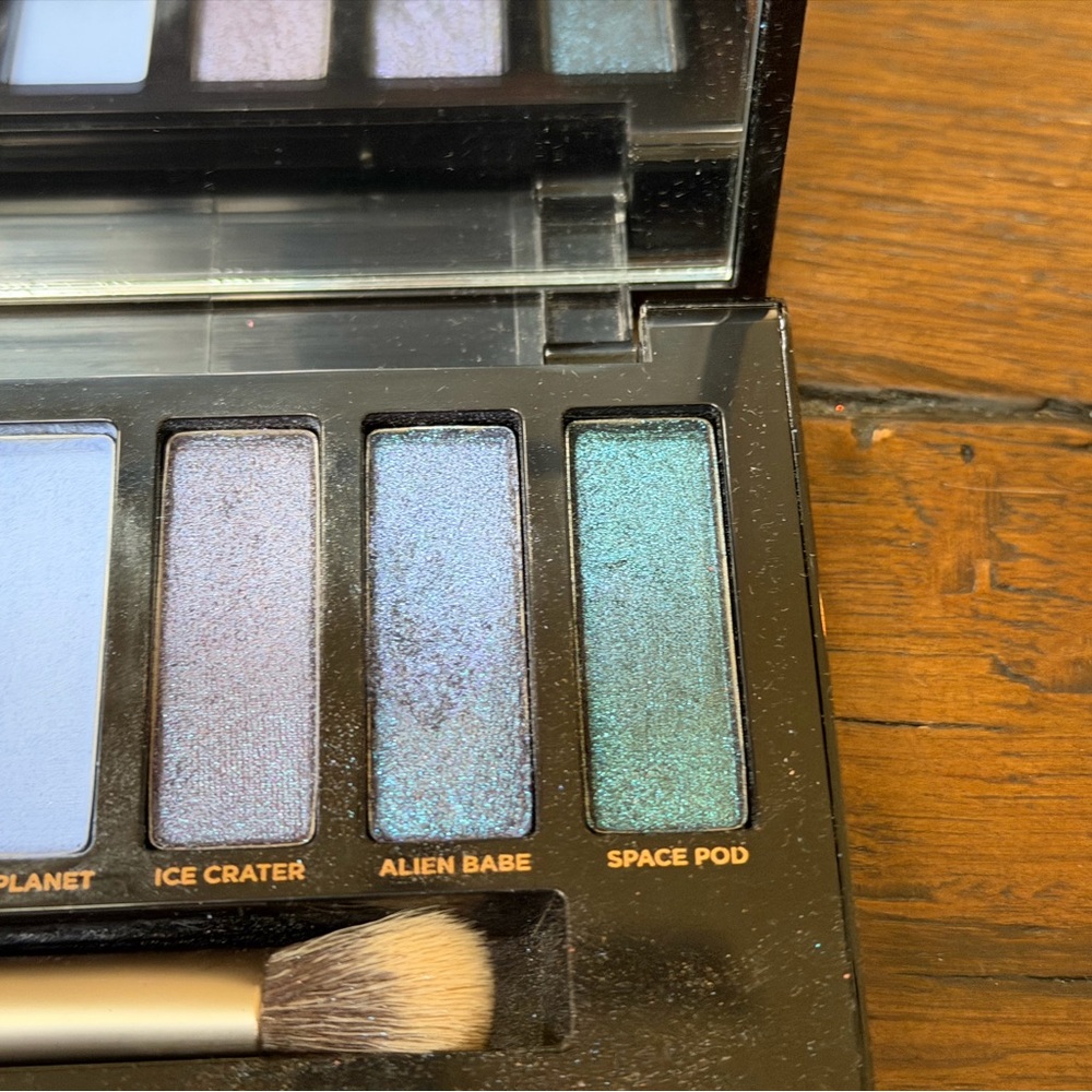 Urban Decay Eyeshadow Palette — Peach, Gold, Coral, Blue, Purple Shades - Picture 6 of 16